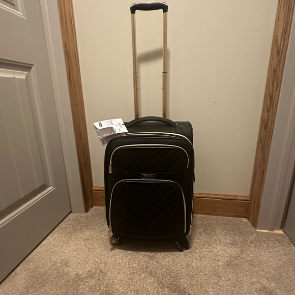 Reaction Kenneth Cole Chelsea 20” soft side Expandable 8-wheeled Carry-On - Picture 9 of 14